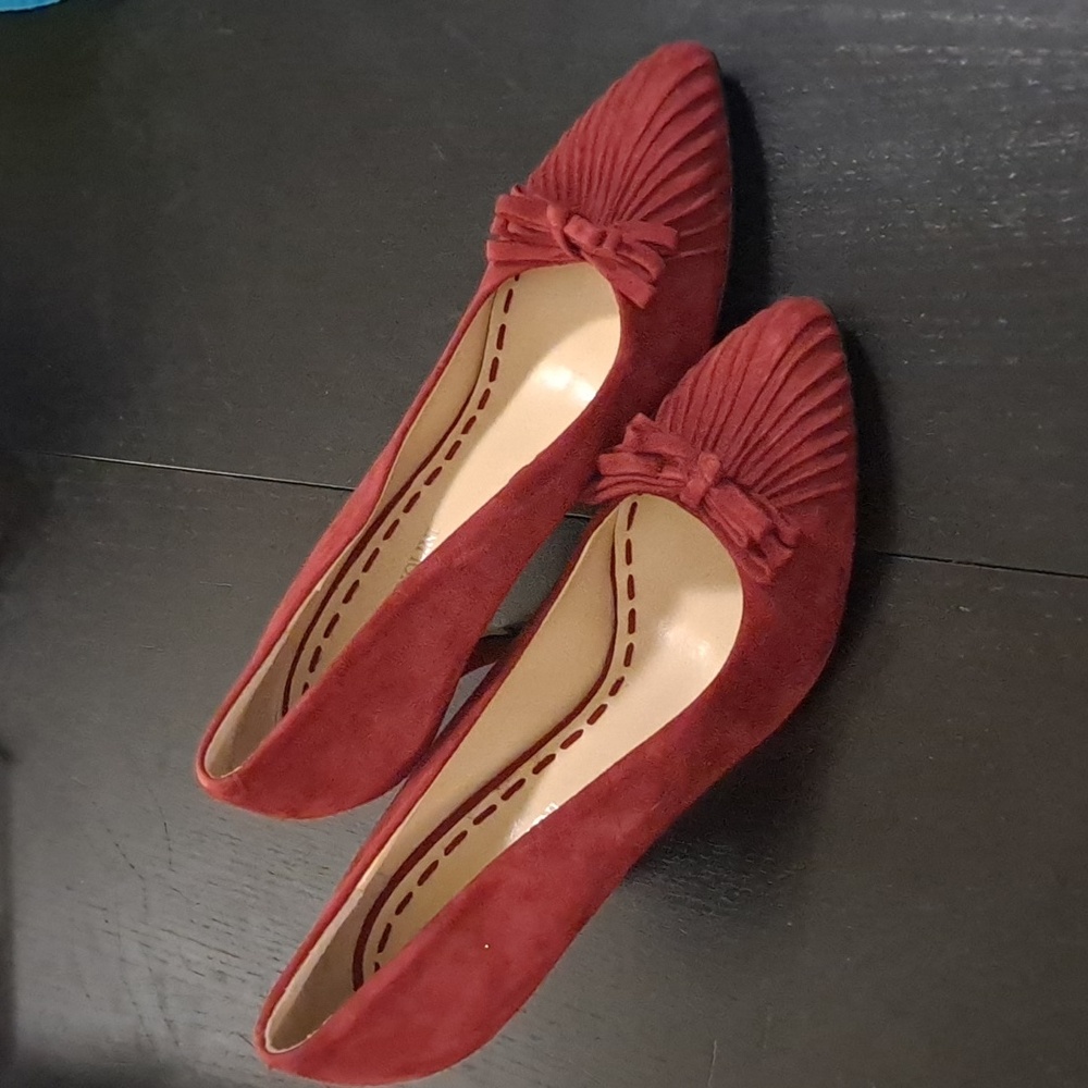 Glamorous Enzo Angiolini claret red suede heels with pleats and bows, sz 7